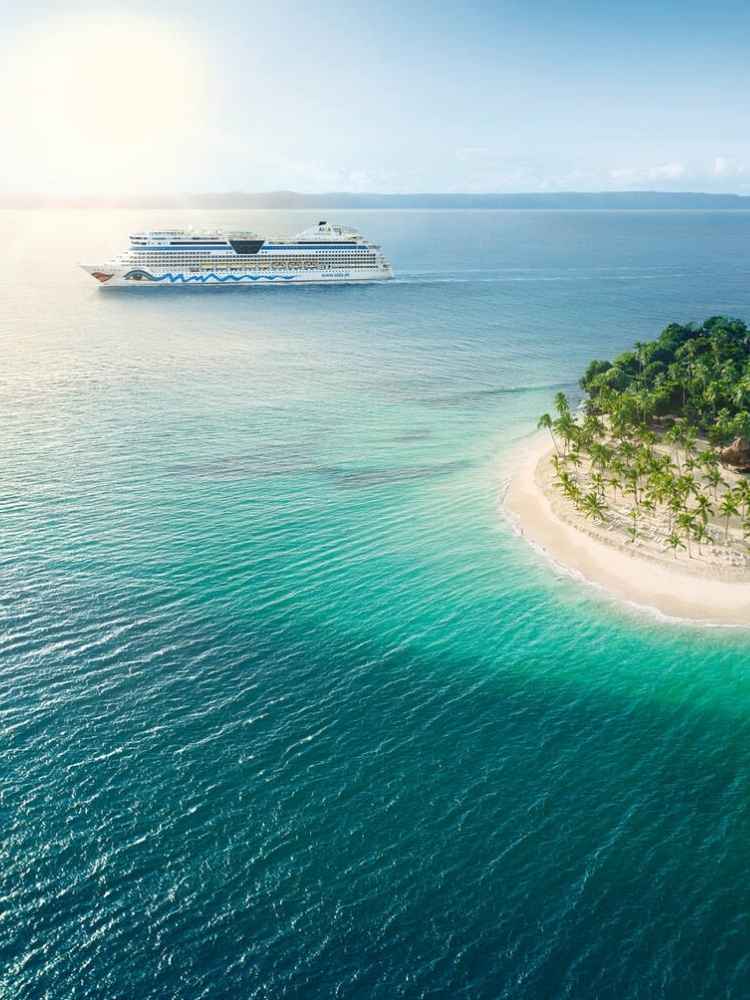 Startseite 17 Kreuzfahrt Karibik mit tropischer Insel und türkisblauem Meer