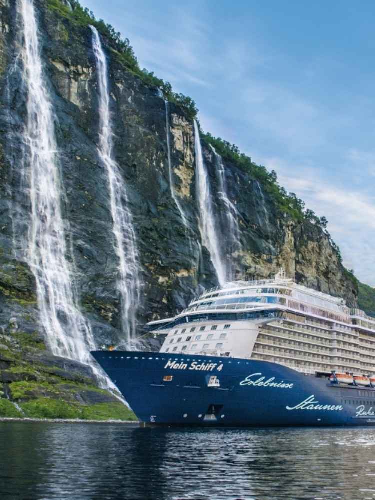 Startseite 16 Kreuzfahrt Norwegen durch Fjordlandschaft mit Wasserfällen