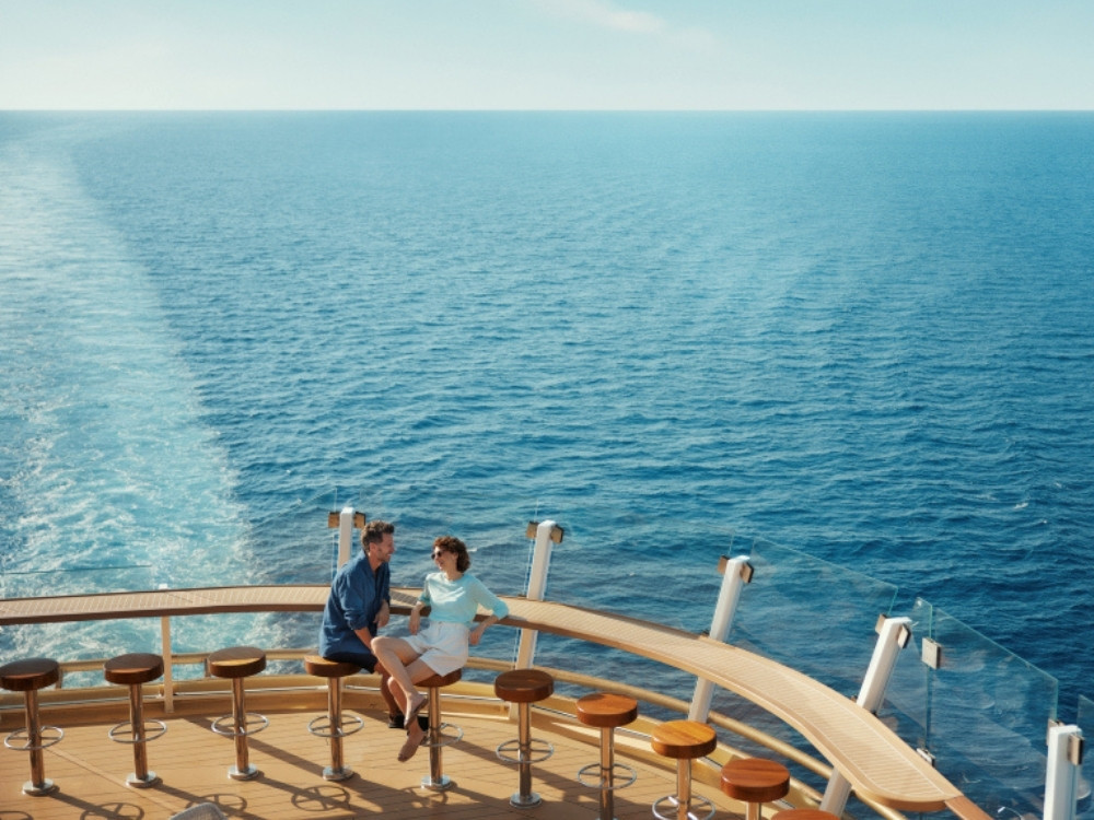 Mein Schiff – Entspannung am Heck mit Meerblick Paar entspannt am Außenbereich von Mein Schiff mit Blick auf das Meer bei einem Seetag