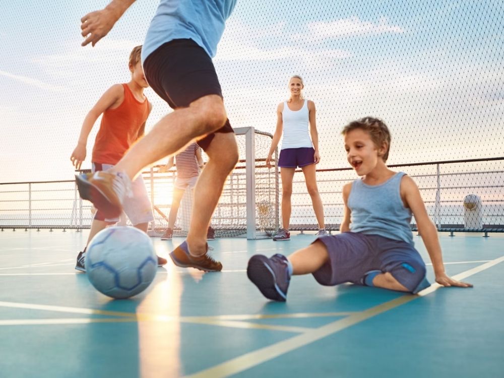 AIDA Kreuzfahrt Kinder und Familie an Bord Kinder spielen Fußball an Bord eines AIDA Kreuzfahrtschiffs